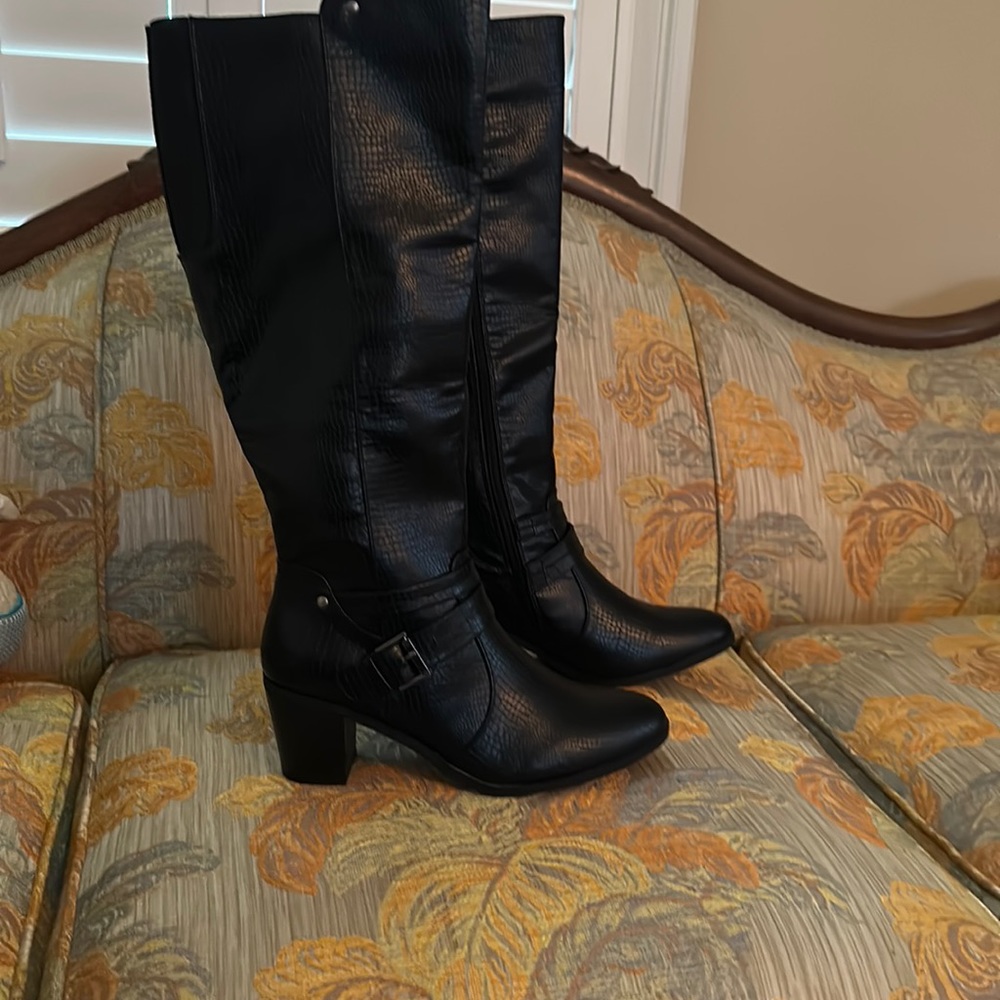 NWT Kim Rogers boots size 91/2. Kept in box, dust free.